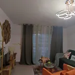 Appartement Escal'home Design Au Pied De L'aéroport, Parkings *