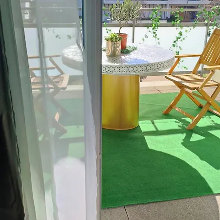 Escal'home Design Au Pied De L'aeroport, Parkings *